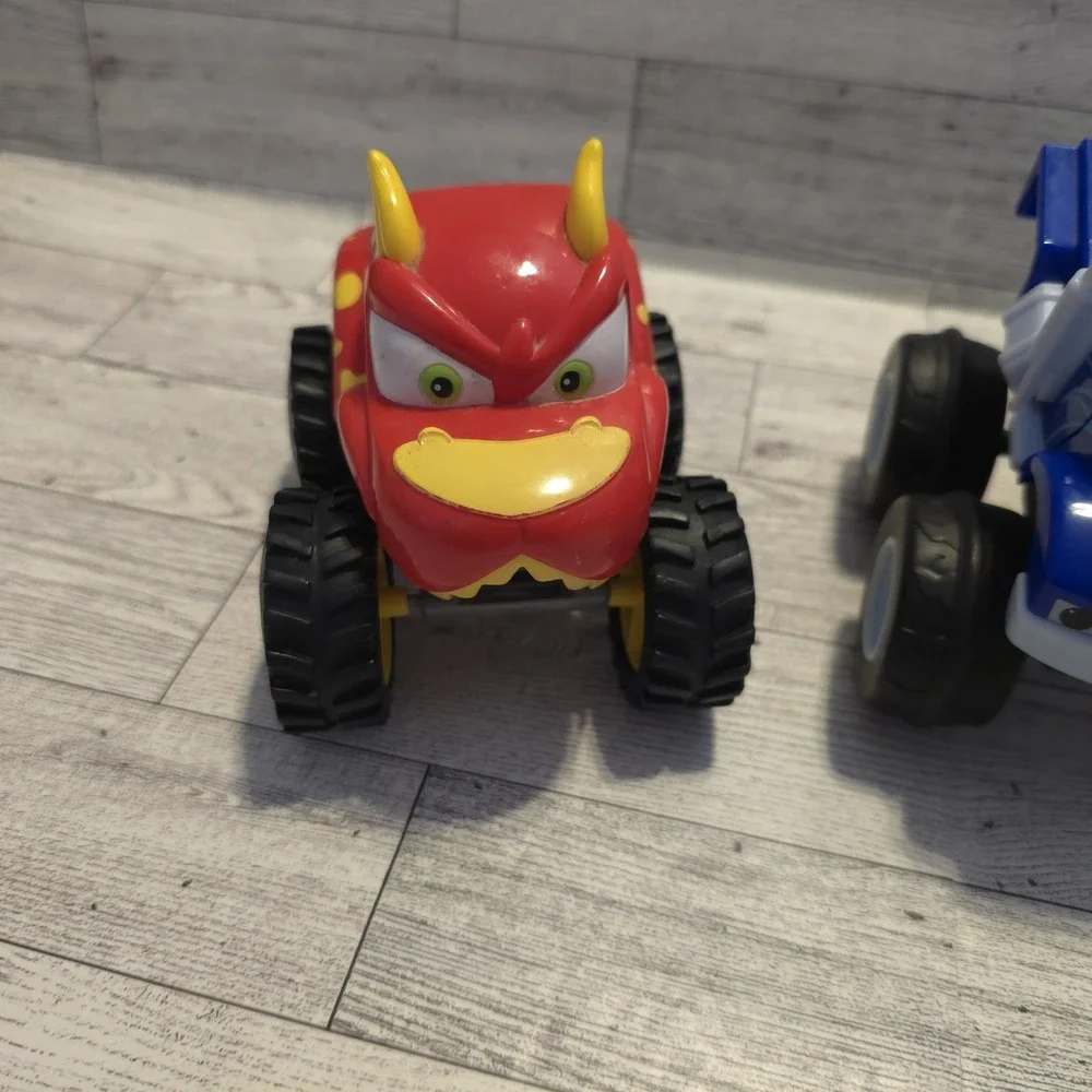 3‎ NICKELODEON BLAZE & THE MONSTER MACHINES TRUCKS RED TRUCK HAS BROKEN TAIL